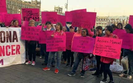 Mujeres con cáncer protestan afuera de Palacio Nacional