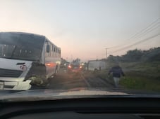 Choque frontal entre camión y camioneta deja dos lesionados en carretera estatal 431, en Querétaro