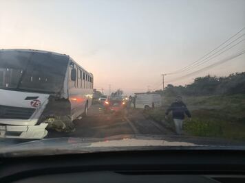 Choque frontal entre camión y camioneta deja dos lesionados en carretera estatal 431, en Querétaro