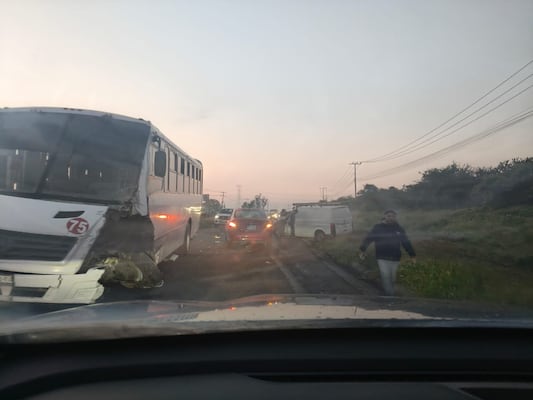 Choque frontal entre camión y camioneta deja dos lesionados en carretera estatal 431, en Querétaro