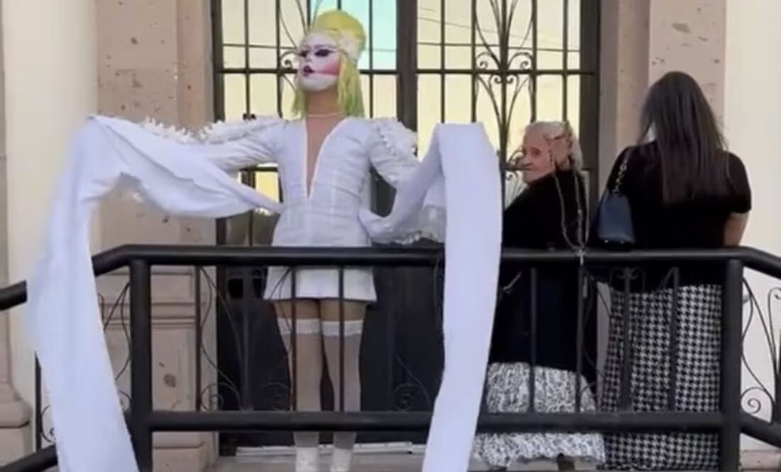 Católicas enfrentan a drag que hacía sesión de foto frente a iglesia en Sonora