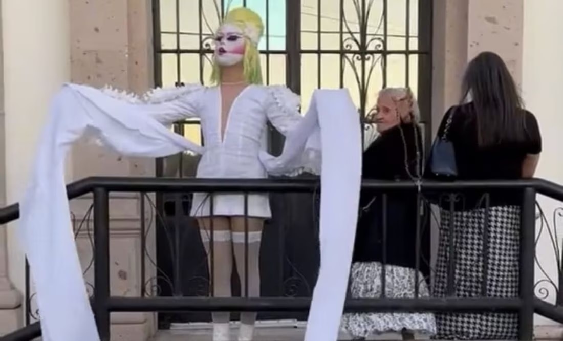 Católicas enfrentan a drag que hacía sesión de foto frente a iglesia en Sonora