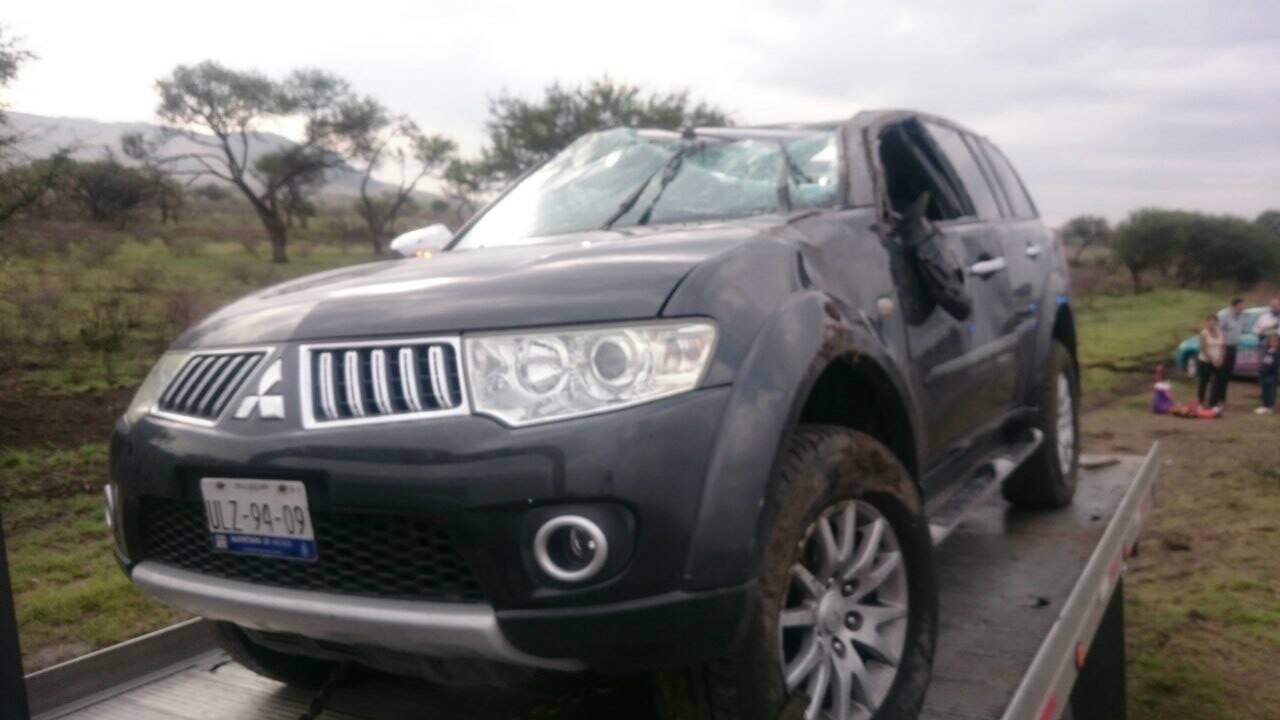 Seguridad. Vuelca camioneta en la carretera estatal 411