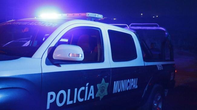 Detienen a 4 por presuntamente robar en una tienda de ropa