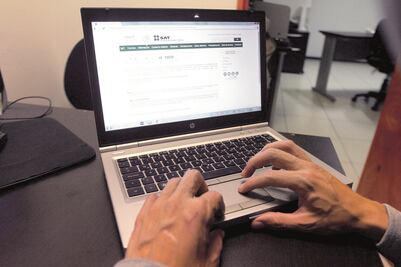 Si compraste una factura falsa, el SAT va por ti