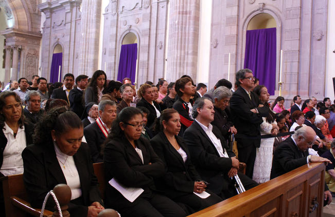 Diócesis de Querétaro pide evitar saludo de la paz 