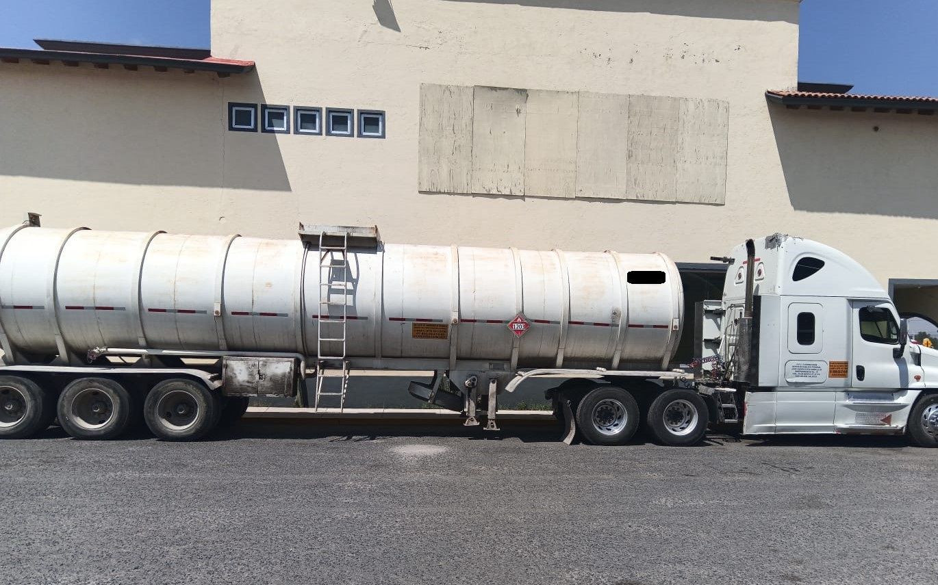 Aseguran dos camiones cisterna con hidrocarburo presuntamente ilegal en la carretera libre a Celaya