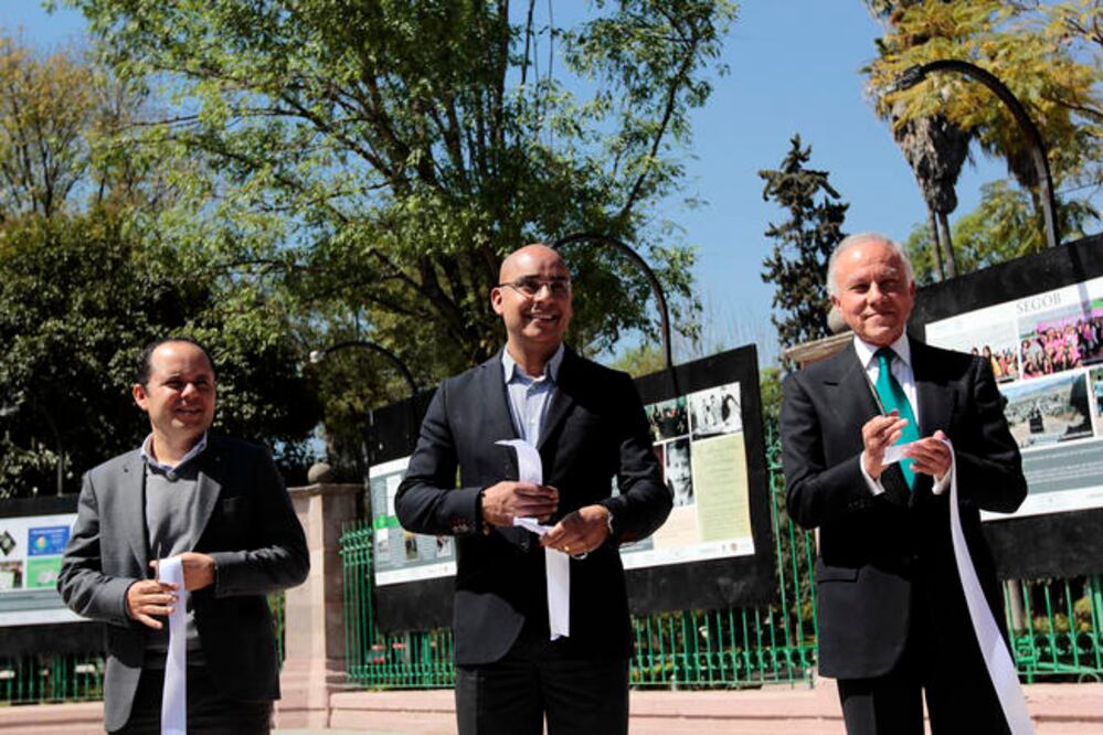 Las diferentes dependencias federales contribuyeron con fotografías históricas para integrar la exposición compuesta por 142 láminas; estuvieron el alcalde Marcos Aguilar y Juan Carlos Padilla Aguilar, delegado de la Segob (LUIS SÁNCHEZ. EL UNIVERSAL)