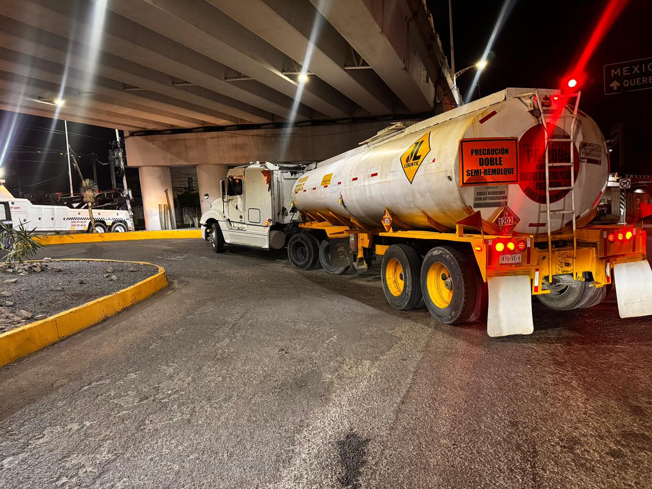 Aseguran dos pipas con hidrocarburo presuntamente ilícito en Corregidora; hay un detenido