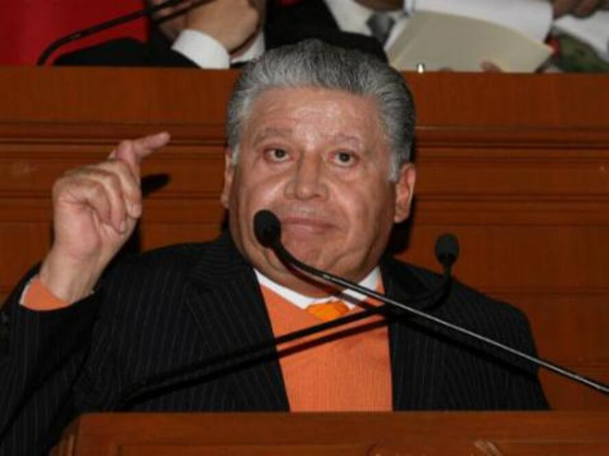 “Sería saludable que pida licencia al cargo”