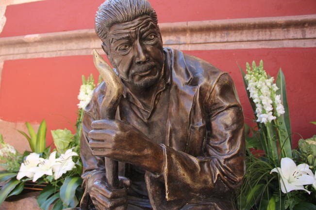 La estatua del poeta yace afuera del Museo de la Ciudad. Foto: ARCHIVO. EL UNIVERSAL
