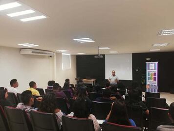 Estudiantes participan en Cine-Foros