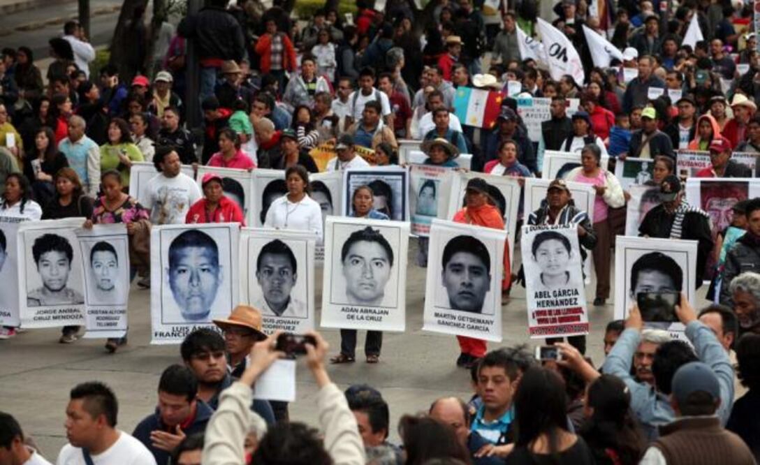 Familiares de los 43 normalistas de Ayotzinapa reclaman la desaparición de los jóvenes. Foto: Archivo EL UNIVERSAL