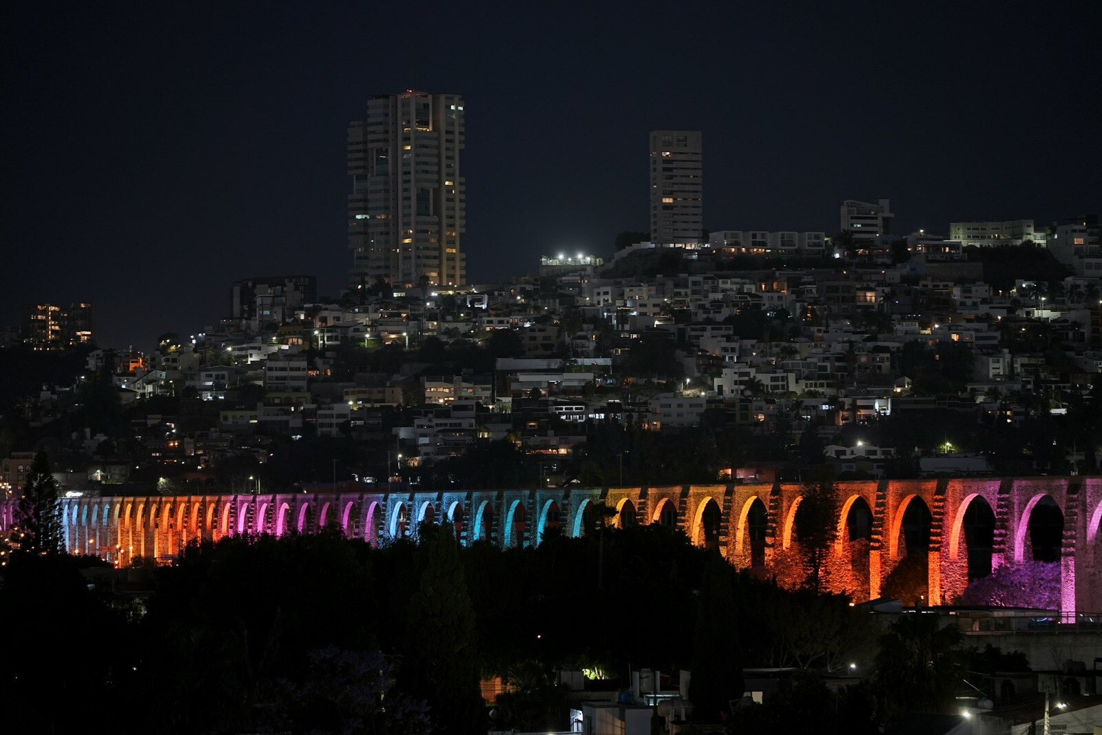 Iluminan de colores el Acueducto de Querétaro
