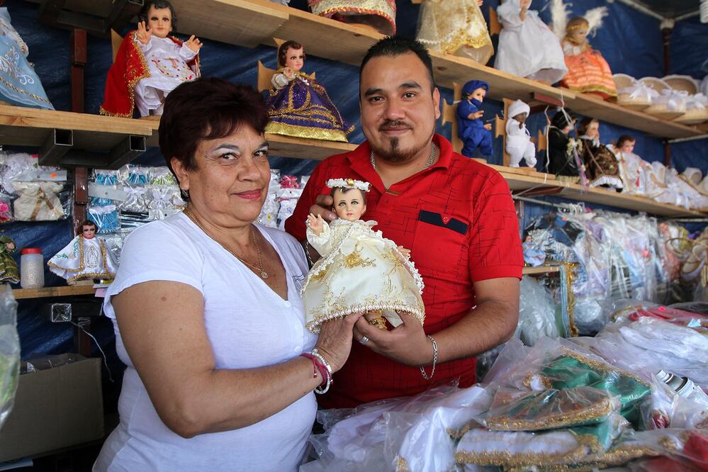 Héctor señala que las telas aumentaron de precio y eso se ve reflejado en los precios, aunque el costo de la ropa depende del tamaño del Niño Dios. Dice que en Querétaro no existe un fabricante a gran escala de vestimenta (CÉSAR GÓMEZ)