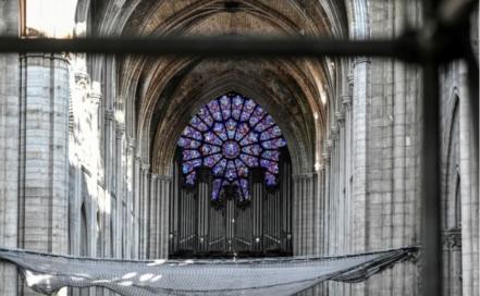 En Notre Dame persiste el olor a quemado