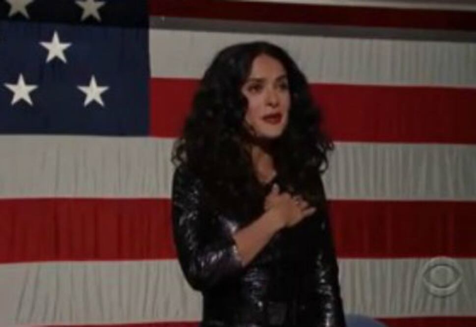 Salma canta mejor el himno de EU que el de México