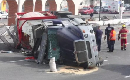 Captan volcadura de tráiler en la autopista México-Toluca; reportan lesionados