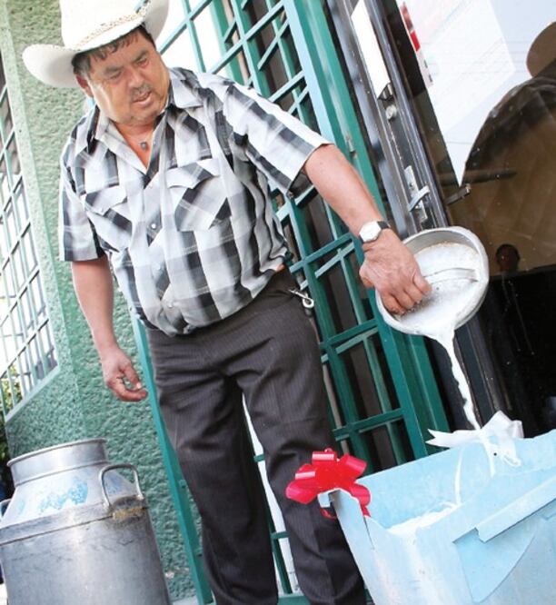 Lecheros solicitan aumento de precio