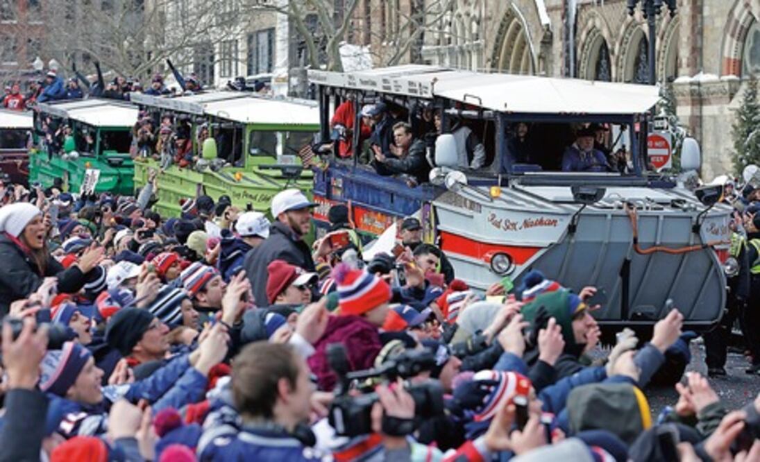 Aficionados de  Patriots derriten la nieve con un caluroso recibimiento