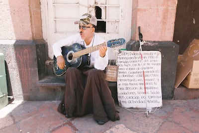 Ameniza las calles por unas cuantas monedas