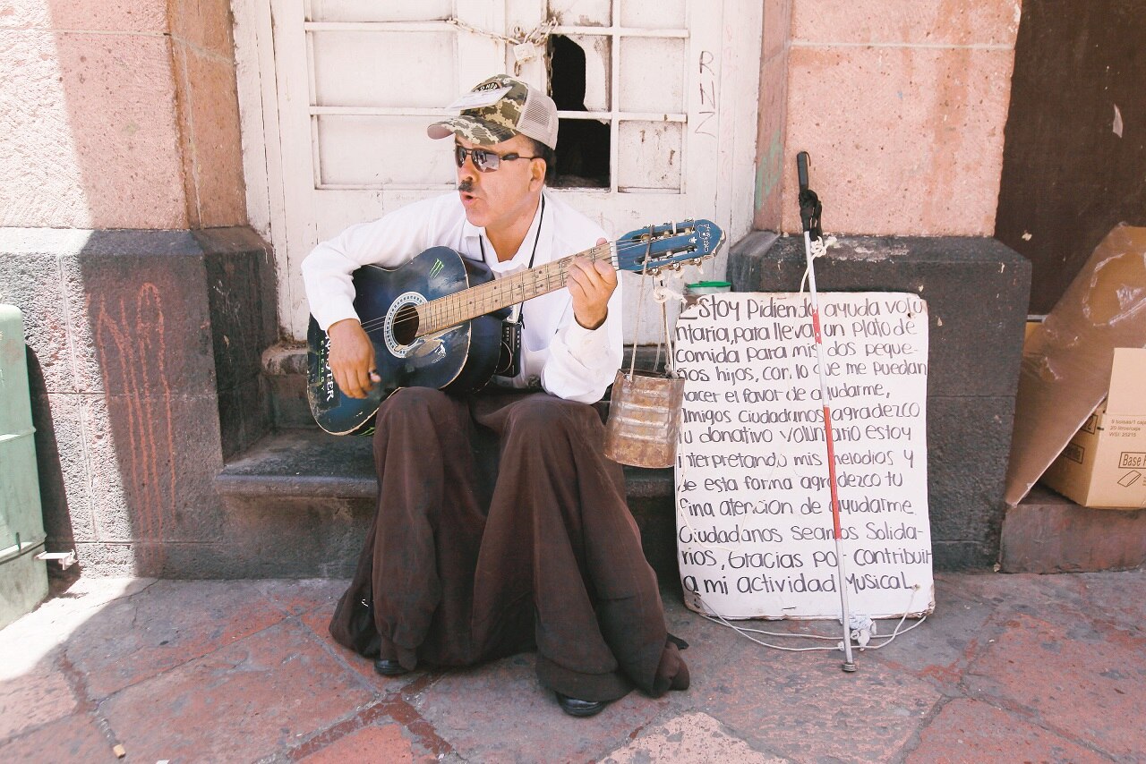 Antes, Martín y sus dos hijos vendían rosarios y lamparitas en las calles para tener algún ingreso; ahora él trabaja todos los días, pues apenas gana entre 150 y 200 pesos al día, con los cuales lleva el alimento a su casa.