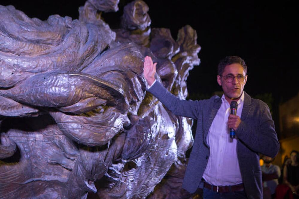 La escultura se exhibe en la Plazuela Mariano de las Casas y forma parte de una serie de tres cabezas monumentales que se han presentado en EU y Europa. (DEMIAN CHÁVEZ. ELUNIVERSAL)