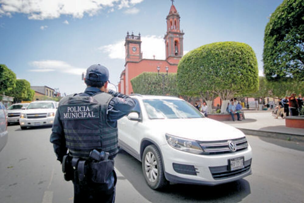 En riesgo, policías que se exhiben en redes 