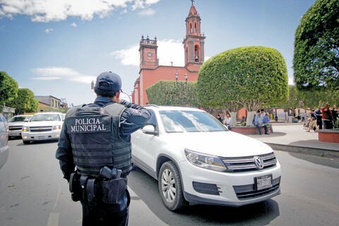 En riesgo, policías que se exhiben en redes