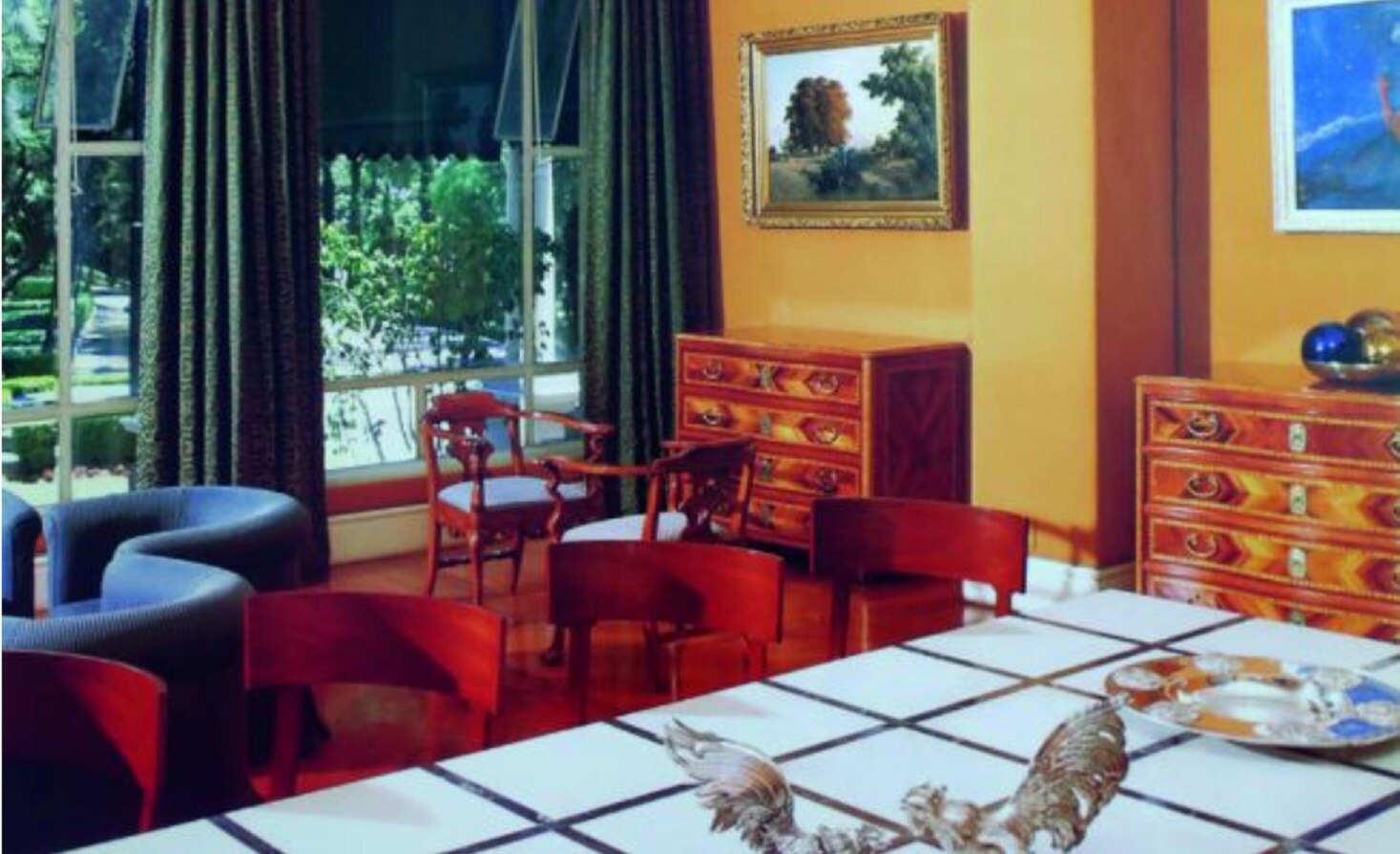 Obras de arte en las paredes y finas piezas de platería desplegadas en grandes mesas son parte de la decoración de Los Pinos (TOMADA DEL LIBRO “LOS PINOS. ÉSTA ES TU CASA”)