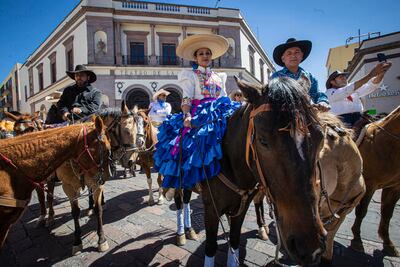 Jinetes arman cabalgata para conmemorar la historia de Querétaro 