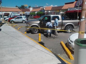  Intentan robarle su camioneta de lujo