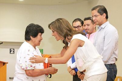 Entregan 200 aparatos auditivos