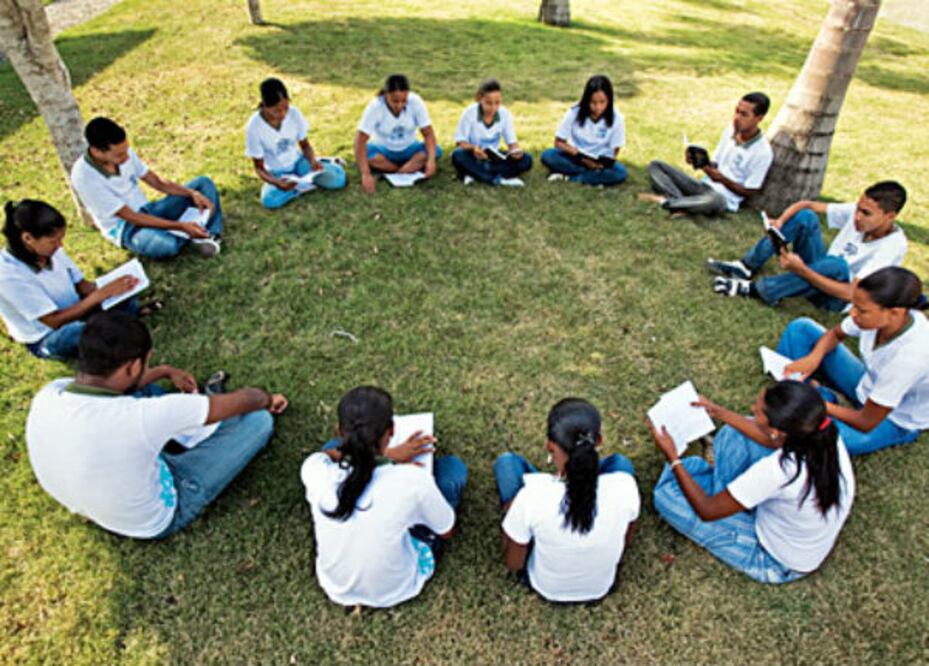 Conforman círculos de lectura en Tequis