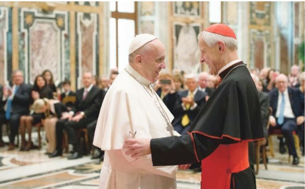 El papa Francisco con el cardenal Donald Wuerl (der.), durante una reunión en el Vaticano en 2015. Wuerl está acusado de proteger a sacerdotes pederastas en EU. Foto: AP