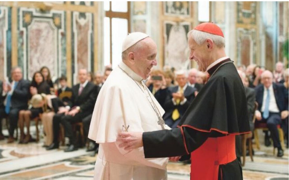 El papa Francisco con el cardenal Donald Wuerl (der.), durante una reunión en el Vaticano en 2015. Wuerl está acusado de proteger a sacerdotes pederastas en EU. Foto: AP