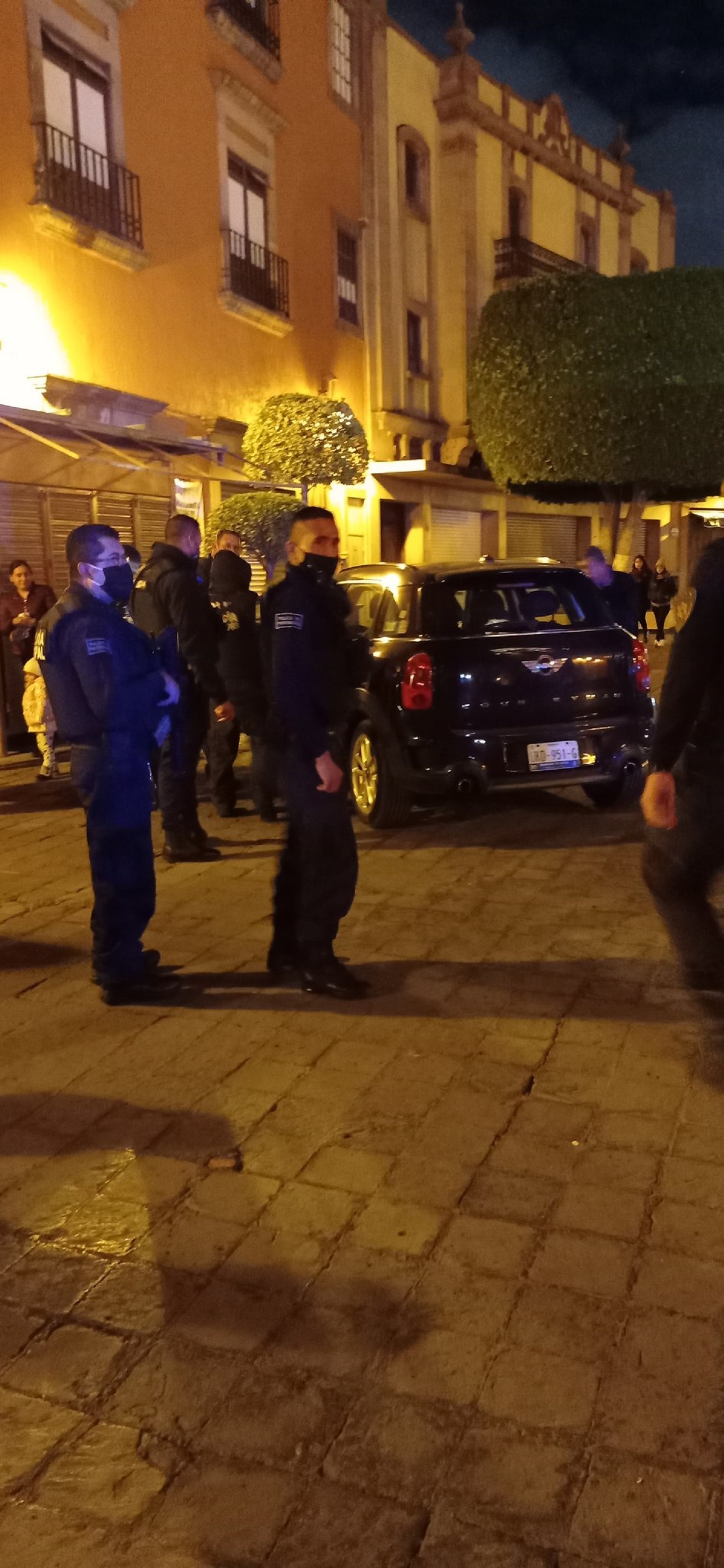 A alta velocidad, jóvenes conducían en el Andador 5 de Mayo