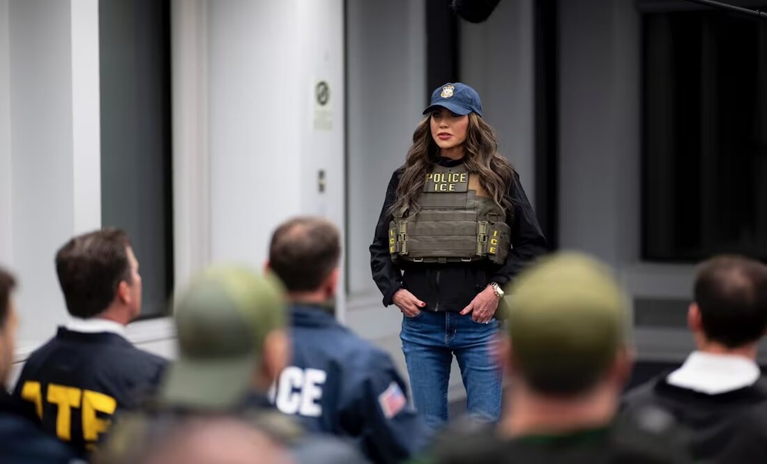 “Seguiremos eliminando a esta basura de nuestras calles”; secretaria del DHS encabeza redada contra migrantes en Nueva York