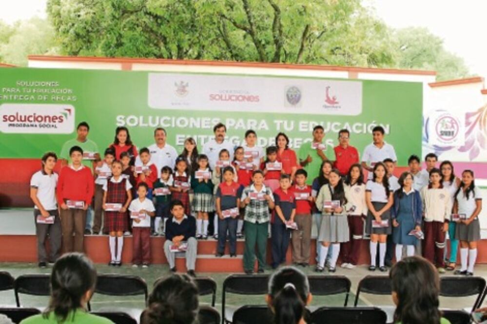 Entregan becas a 370 alumnos de Jalpan