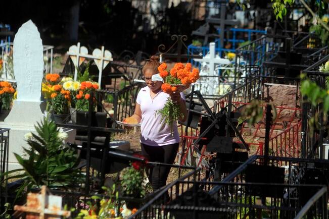 Visitarán 15 mil personas los panteones de San Juan