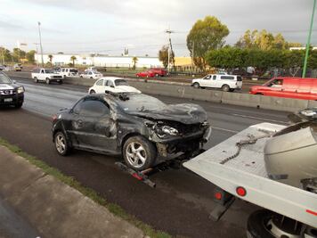 Chocan dos autos en 5 de Febrero