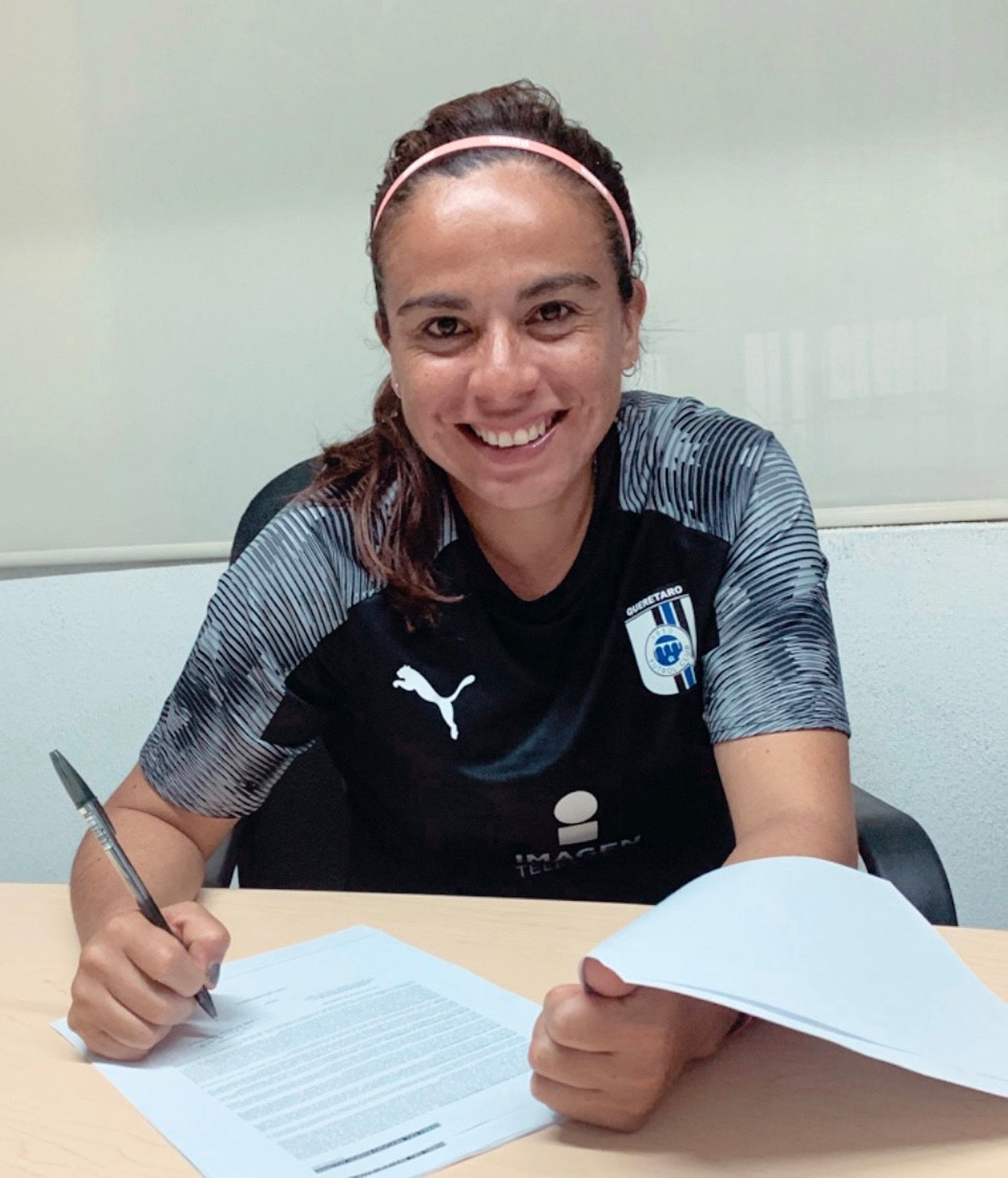 Jugadora demanda a Gallos Blancos por despido injustificado