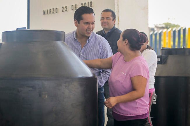 Entregan 50 tinacos en Corregidora