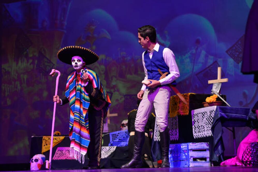 En el montaje que dura dos horas, se mezcla danza folklórica, canciones mexicanas y celebraciones nacionales como el Día de Muertos. Foto: MARIO VALDÉS. EL UNIVERSAL