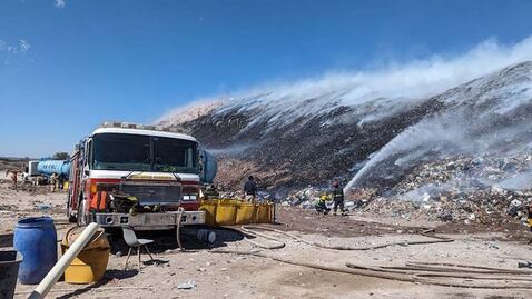Se incendia basurero en Corregidora; a pesar de esfuerzos, el fuego sigue