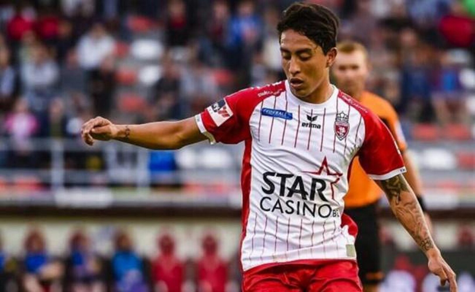 Futbolista mexicano porta gafete de capitán en Bélgica
