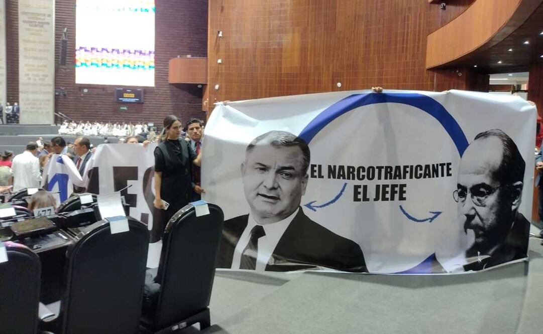 "A la derecha se le llegó su hora"; con mantas, Morena recrimina al PAN en Cámara de Diputados