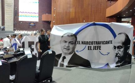"A la derecha se le llegó su hora"; con mantas, Morena recrimina al PAN en Cámara de Diputados