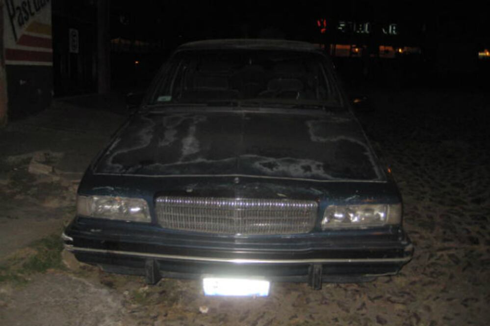 Aseguran a dos sujetos por robo de vehículo