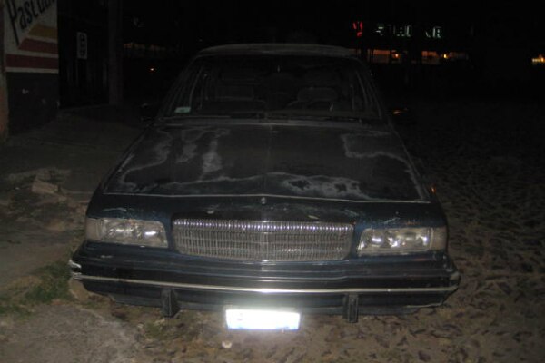 Aseguran a dos sujetos por robo de vehículo